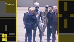 Lo que esconde la imagen viral de Donald Trump junto a un alienígena en el área 51: "Es bastante curioso"