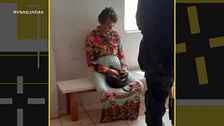 Detenido un hombre por disfrazarse de su madre para hacer el examen del carnet de conducir por ella