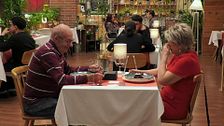 Mª Carmen lanza una atrevida pregunta a su cita de ‘First Dates’, Jesús: “¿Cómo te sientes de potente?”