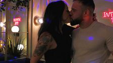 Dos solteros muy activos sexualmente suben la temperatura bailando tecno en su cita: “Qué noche te espera”