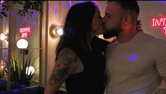 Dos solteros muy activos sexualmente suben la temperatura bailando tecno en su cita: “Qué noche te espera”