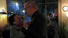 El tierno momento de dos solteros octogenarios en un baile lento: "Nos hemos cogido muy bien"
