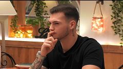 Un soltero confiesa a su cita la única forma en la que es capaz de comer dulce: “Me volví un poco maniático”