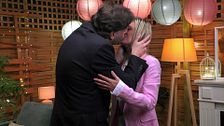 Javier y Ana Isabel se dan un espectacular beso de película a cámara lenta: "La fusión de los enamorados"