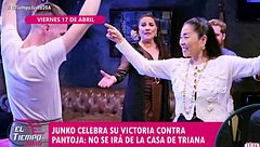 Así celebra Junko su victoria en los tribunales frente a Isabel Pantoja por la demanda de desahucio: con sevillanas y rodeada de amigos de Triana