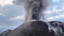Un hombre graba la sorprendente erupción de un volcán en Guatemala que sorprendió a los turistas