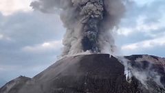 Un hombre graba la sorprendente erupción de un volcán en Guatemala que sorprendió a los turistas
