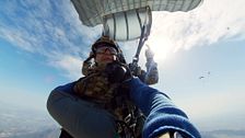 Carlos Franganillo salta en paracaídas a 4.000 metros de altitud desde el avión del EZAPAC: "Da impresión tirarte al vacío"