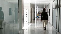 Un joven con síndrome de Tourette grave, tras el éxito de una cirugía pionera: "Puedo salir con mis amigos"