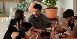 Nieves se acerca a Alex y le intenta animar tras la primera noche en 'Villa Montaña': "Yo creo que no va a aguantar"