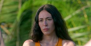 Julia le da su primera cita a Sergio, bajo la atenta mirada de Luis: "Sé que no lo está pasando bien"