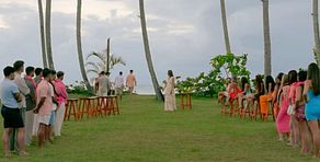 Los chicos se van de la tensa ceremonia de collares y la reacción de estos y de las chicas se suceden, con la tensión todavía presente: "¿Puedes parar?"