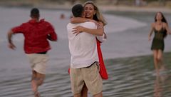 Las parejas se despiden de Sandra Barneda y se vuelven a saltar las normas en su despedida a las otras villas, al completo