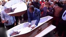 El polémico vídeo de la supuesta resurrección de un difunto por parte de un pastor en Sudáfrica