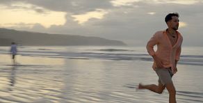 Álex corre desesperado por la playa en busca de Ainhoa: "¡Amor!"