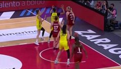 Marine Johannès hace lo imposible: pase a la espalda para anotar ante el Fenerbahçe