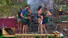 El estallido de Claudia por el dilema continúa al regresar junto a sus compañeros y acaba enfrentada a Darío