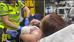 Una mujer da a luz a su bebé en el arcén de la autovía A-4 mientras se dirigía al hospital