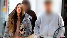 Juls Janeiro, captada con uno de sus mejores amigos por las calles de Madrid antes de abandonar su anonimato: las imágenes