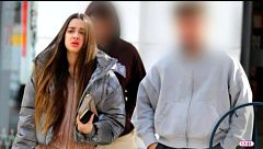 Juls Janeiro, captada con uno de sus mejores amigos por las calles de Madrid antes de abandonar su anonimato: las imágenes