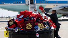 La llamativa imagen del equipo de Trump deshaciéndose de los regalos recibidos en China: "Nada chino en el Air Force One"