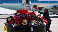 La llamativa imagen del equipo de Trump deshaciéndose de los regalos recibidos en China: "Nada chino en el Air Force One"