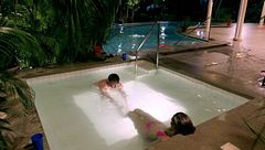 Sube la temperatura entre David y Leila en el jacuzzi, al completo