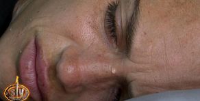 El momento en el que Almudena Porras ha tenido que ser atendida en la playa por el equipo médico de 'Supervivientes': "Duele mucho"