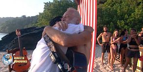 Emoción en estado puro: José Manuel Soto recibe la inesperada visita de su hijo menor y toda la playa acaba emocionada y al ritmo de sevillanas