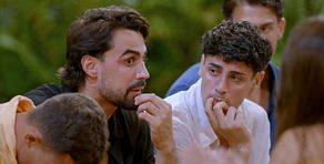 Los chicos vuelven a la villa tras la hoguera y cuentan lo vivido a las solteras