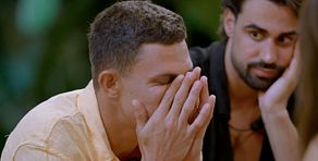 Atamán, completamente roto en la villa recibe el apoyo de las solteras: “Tienes que ser fuerte”