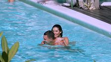 Atamán y Claudia: su momento más cerca en la piscina