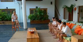 Sandra Barneda entra en ‘Villa Montaña’ y sorprende a los chicos: “Tengo algo importante que contaros”