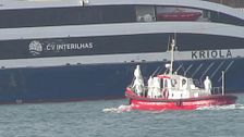 VÍDEO | El momento en que tres pasajeros del barco infectado con hantavirus son evacuados con la ayuda de sanitarios frente a Cabo Verde