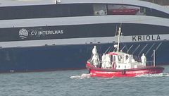 VÍDEO | El momento en que tres pasajeros del barco infectado con hantavirus son evacuados con la ayuda de sanitarios frente a Cabo Verde