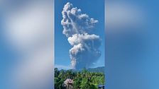 Tres excursionistas muertos y 17 evacuados tras la erupción del volcán Dukono en Indonesia