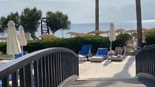 Indemnizan a una familia por quedarse sin tumbona en sus vacaciones en Grecia: una guerra constante para coger sitio