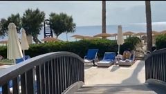 Indemnizan a una familia por quedarse sin tumbona en sus vacaciones en Grecia: una guerra constante para coger sitio