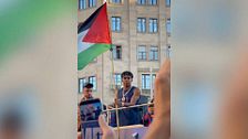 Lamine Yamal, protagonista en 'la rúa de los campeones' del Barça ondeando la bandera de Palestina ante más de medio millón de aficionados