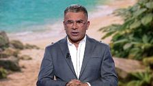 Jorge Javier Vázquez lee el comunicado de Poseidón que revela una importante noticia en 'Supervivientes'