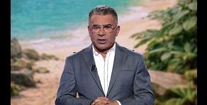 Jorge Javier Vázquez lee el comunicado de Poseidón que revela una importante noticia en 'Supervivientes'