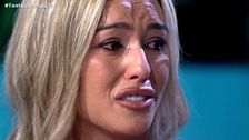 Leila rompe a llorar al recordar sus dudas sobre sus sentimientos y Marta Peñate le muestra su empatía