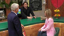 Javi se pone en el papel de barman para recibir a su cita y Carlos Sobera acaba despidiéndolo: “No se liga con los clientes”