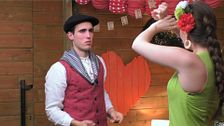 Una soltera granadina le enseña a bailar a su cita vasca sevillanas: "Muy complicado"