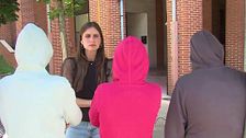 Pánico a un vecino rompe portales en Barakaldo (Bizkaia): destroza telefonillos y deja amenazas escritas en compresas