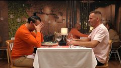 Un soltero, en shock, al ver a su cita bendecir la mesa antes de cenar: "Me he quedado a cuadros"