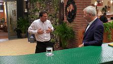 Alberto sorprende a Carlos Sobera enseñándole sus pasos de stripper: “De lado, saltamos y nos tocamos”