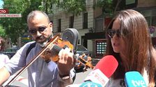 ‘HazteOir’ toca la canción del hundimiento del Titanic en las puertas de Ferraz