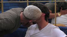José sorprende a Adrián con un beso apasionado en lugar de uno dulce y este reacciona: "No tiene claros los conceptos"