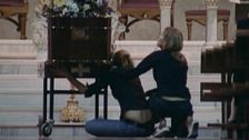 ‘En guardia’ recuerda la imagen más impactante del entierro de Yalennys: “Sus hermanas de abrazaron al féretro”